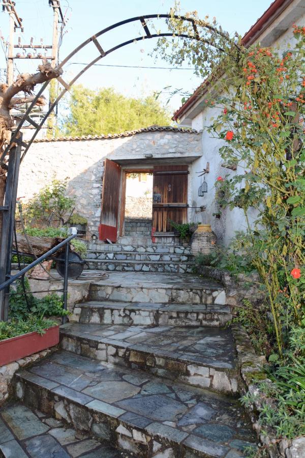 Giorgos' & Noula'S Cottage In Desfina Village- Near Delphi Exterior foto